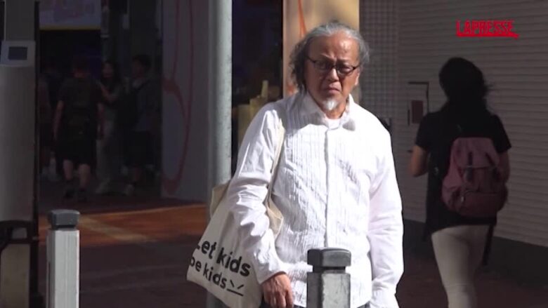 Hong Kong, artista commemora le vittime di piazza Tiananmen con un lungo filo rosso