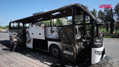 Ucraina, drone di Kiev colpisce bus in Donetsk: almeno 8 morti e 10 feriti