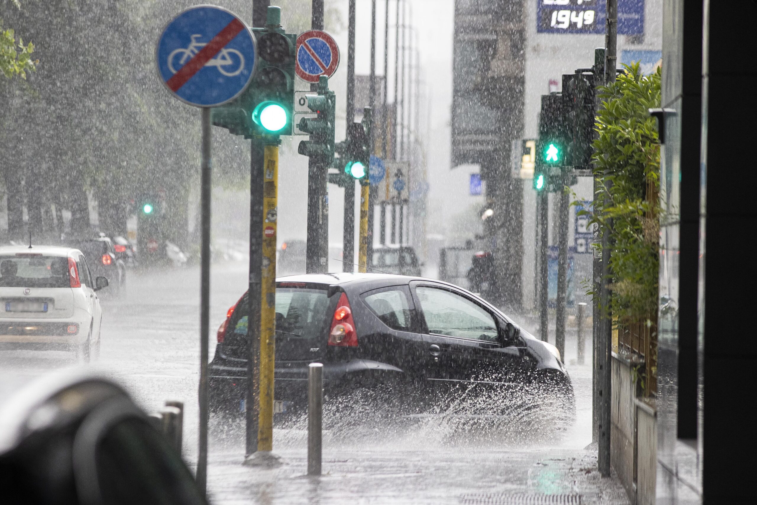 Maltempo, nubifragi e allagamenti da Nord a Sud, tromba d’aria a Roma
