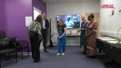 Il Principe William volontario a Londra: prepara cassette di generi alimentari per persone in difficoltà