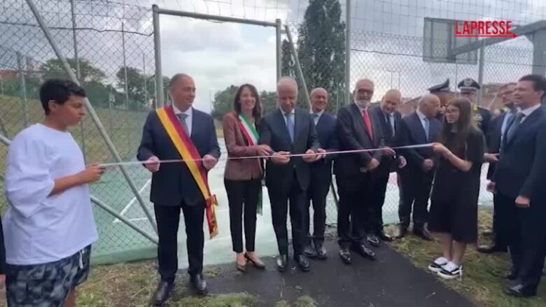 Tor Bella Monaca, nuovo campo da basket ma gli abitanti chiedono altro: "Qui solo parate poi rimaniamo soli"