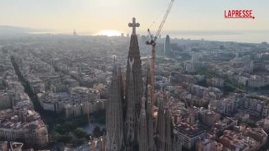 Barcellona, la Sagrada Familia attende l'arrivo del Papa: le spettacolari immagini del drone