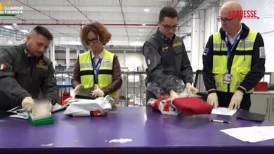 Varese, a Malpensa sequestrate 7mila borse e capi d'abbigliamento contraffatti