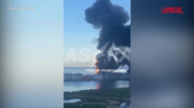 Russia, colpito terminal petrolifero a San Pietroburgo: l'incendio e i droni ucraini che sorvolano l'area