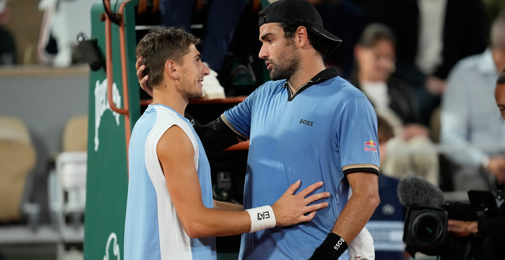 Roland Garros 2026, Berrettini si ritira nel secondo set: Arnaldi per la prima volta in una semifinale Slam Roland Garros 2026, Berrettini si ritira nel secondo set: Arnaldi per la prima volta in una semifinale Slam