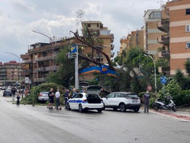 Maltempo, nubifragi e allagamenti da Nord a Sud, tromba d’aria a Roma