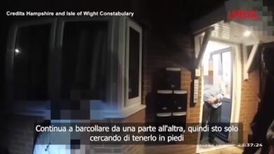 Regno Unito, 18enne accoltellato muore dopo l'arresto: le immagini del fermo