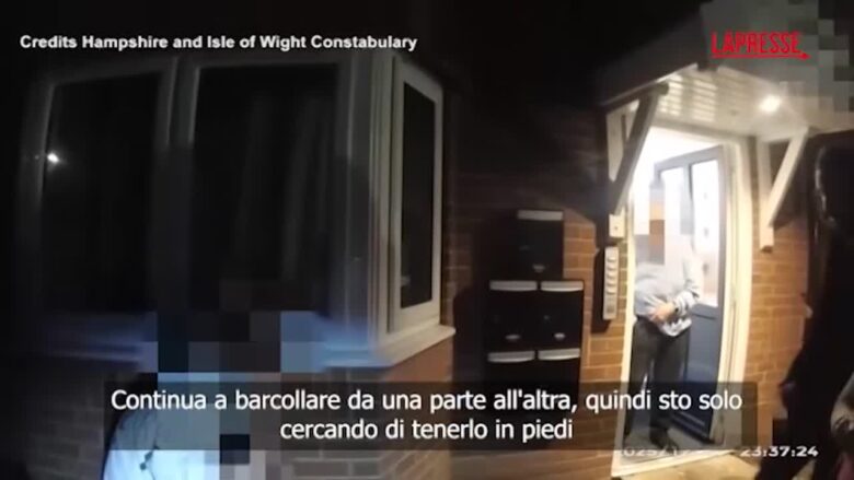 Regno Unito, 18enne accoltellato muore dopo l'arresto: le immagini del fermo