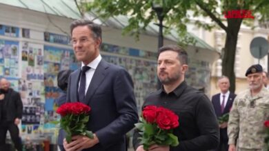 Ucraina, Zelensky e Rutte omaggiano i soldati di Kiev caduti: le immagini al memoriale