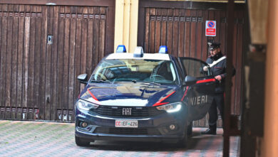 Cosenza, una donna accoltellata dopo un agguato sotto casa: un fermo