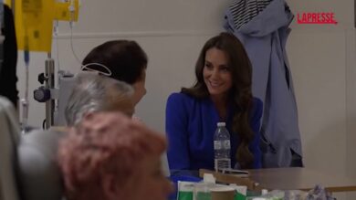 Kate Middleton in visita dai pazienti oncologici, abbracci e sorrisi all’ospedale di Manchester