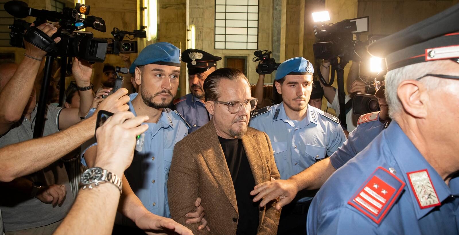 Femminicidio Genini, al via il processo. La madre urla “bastardo” a Soncin