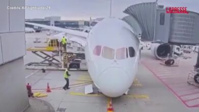 Germania, cede il carrello di un aereo Lufthansa al gate di Francoforte: il momento dell'incidente