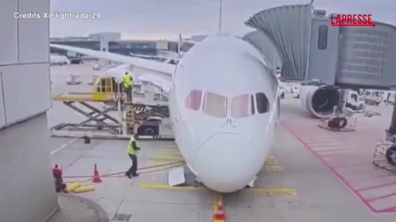Germania, cede il carrello di un aereo Lufthansa al gate di Francoforte: il momento dell'incidente