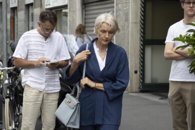 Femminicidio Genini, al via il processo. La madre urla “bastardo” a Soncin