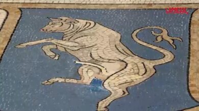 Toro in Galleria a Milano, concluso il restauro e riprende il rito propiziatorio dei turisti
