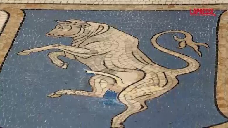 Toro in Galleria a Milano, concluso il restauro e riprende il rito propiziatorio dei turisti