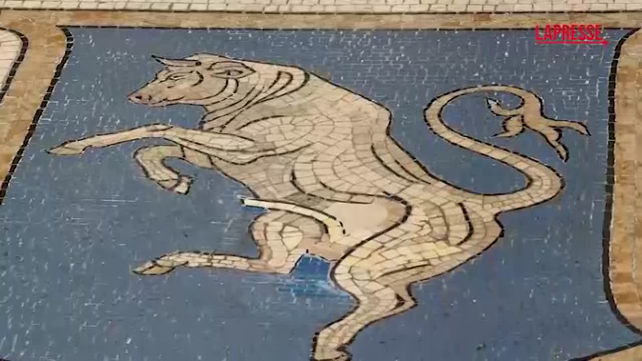 Toro in Galleria a Milano, concluso il restauro e riprende il rito propiziatorio dei turisti