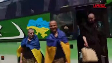 Ucraina, i prigionieri liberati da Mosca tornano a casa: i festeggiamenti e la commozione