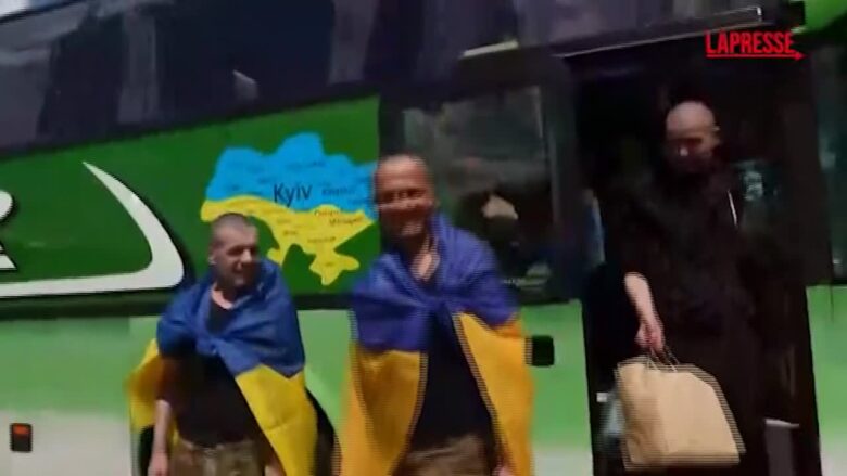 Ucraina, i prigionieri liberati da Mosca tornano a casa: i festeggiamenti e la commozione