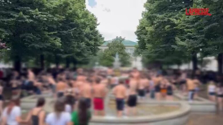 Milano, studenti festeggiano la fine della scuola con un bagno nella fontana