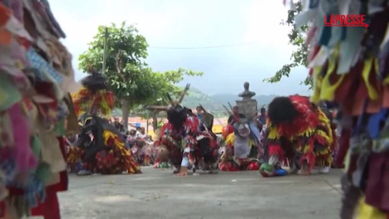 Venezuela, "Diavoli Danzanti" inseguono i bambini alla loro prima comunione