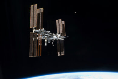 Perdita d’aria nella Stazione Spaziale Internazionale, ordinata l’evacuazione: poi l’allarme rientra