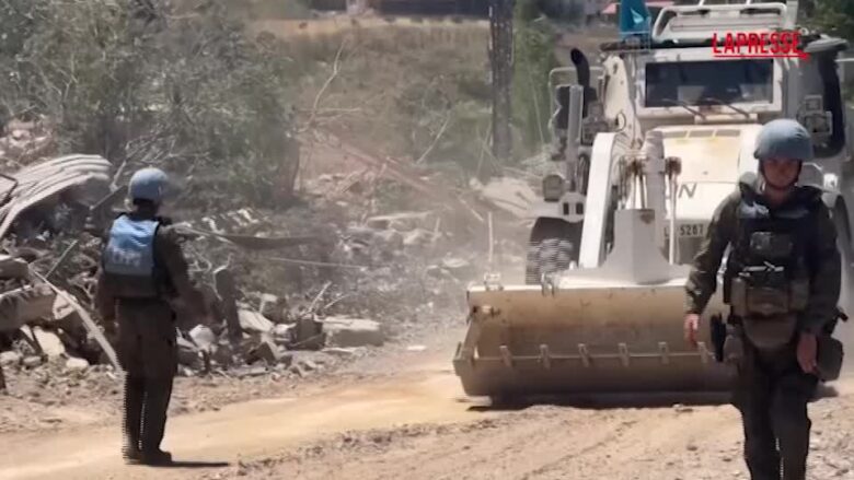 Libano, i caschi blu dell’ONU rimuovono le macerie dei villaggi distrutti 