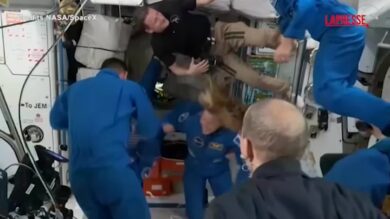 Perdita d’aria sulla Stazione Spaziale Internazionale, l’equipaggio torna a bordo dopo la riparazione