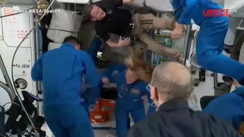 Perdita d’aria sulla Stazione Spaziale Internazionale, l’equipaggio torna a bordo dopo la riparazione