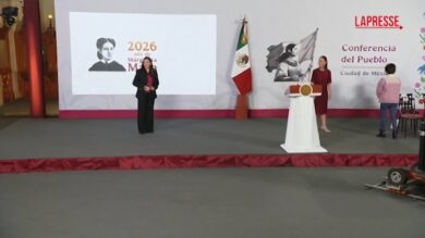 Messico, la presidente Sheinbaum lancia un pallone: giornalista cade tentando di prenderlo