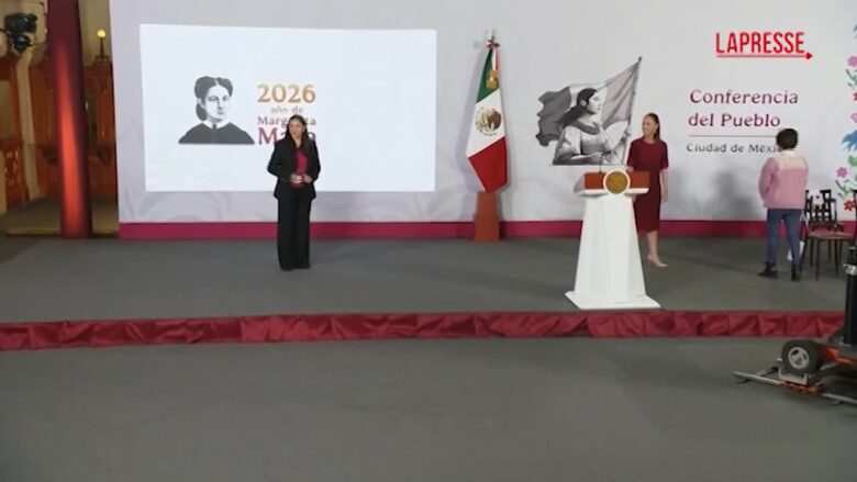 Messico, la presidente Sheinbaum lancia un pallone: giornalista cade tentando di prenderlo