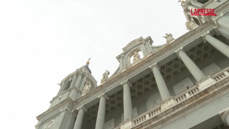 Papa Leone XIV in Spagna, turisti e cittadini in festa lo accolgono