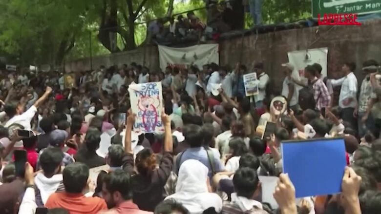 India, maxi protesta del Cockroach Janata Party: il movimento degli ‘scarafaggi’