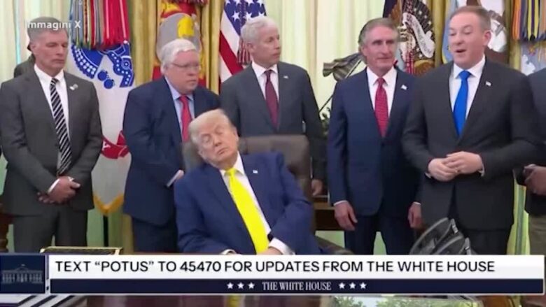 Trump si addormenta nello Studio Ovale, virale il video di ‘Sleepy Don’