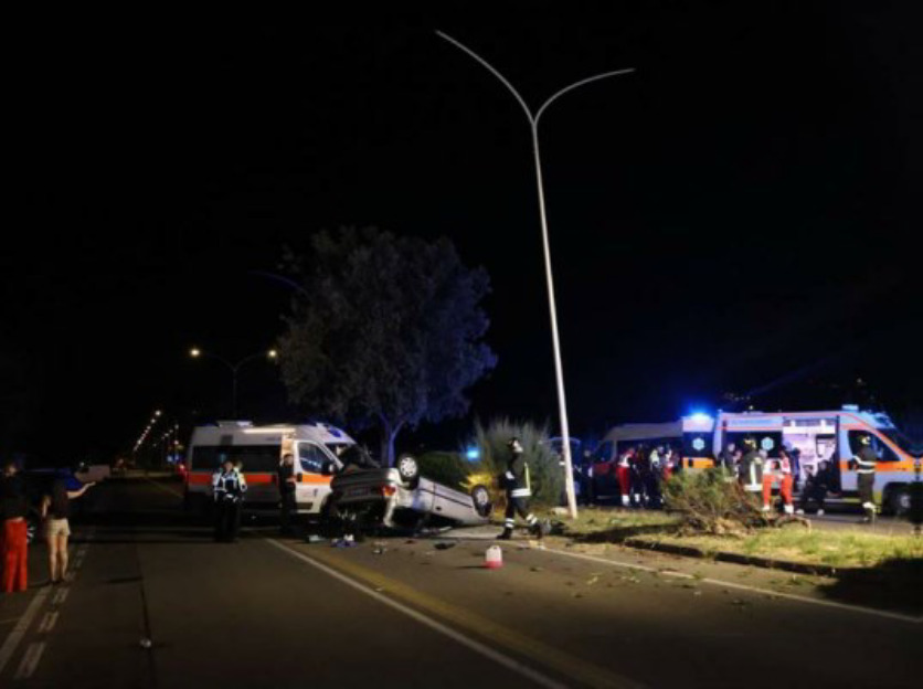 Cagliari, auto speronata e fatta ribaltare: arrestati due 18enni Cagliari, auto speronata e fatta ribaltare: arrestati due 18enni
