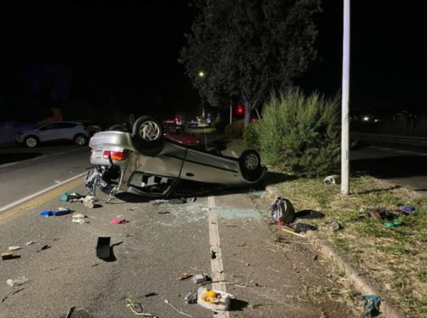 Cagliari, auto speronata e fatta ribaltare: arrestati due 18enni Cagliari, auto speronata e fatta ribaltare: arrestati due 18enni