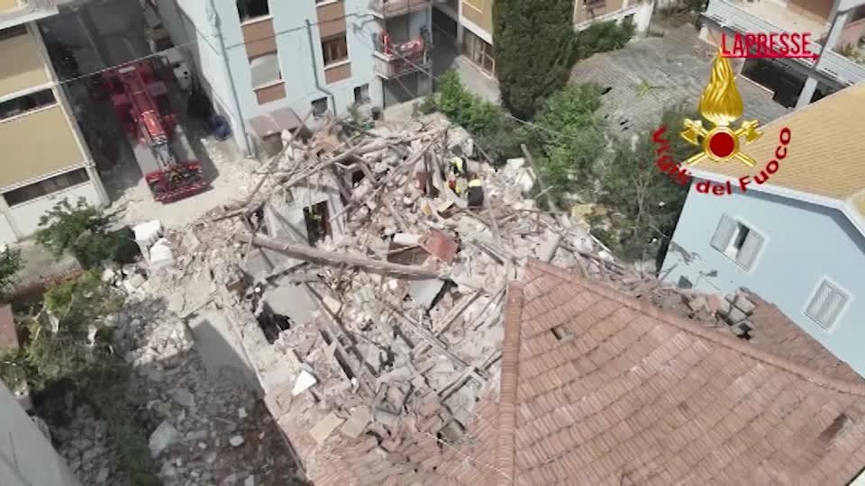 crolla palazzina a porto sant8217elpidio trovato il corpo senza vita della donna dispersa da Lapresse.it crolla palazzina a porto sant8217elpidio trovato il corpo senza vita della donna dispersa