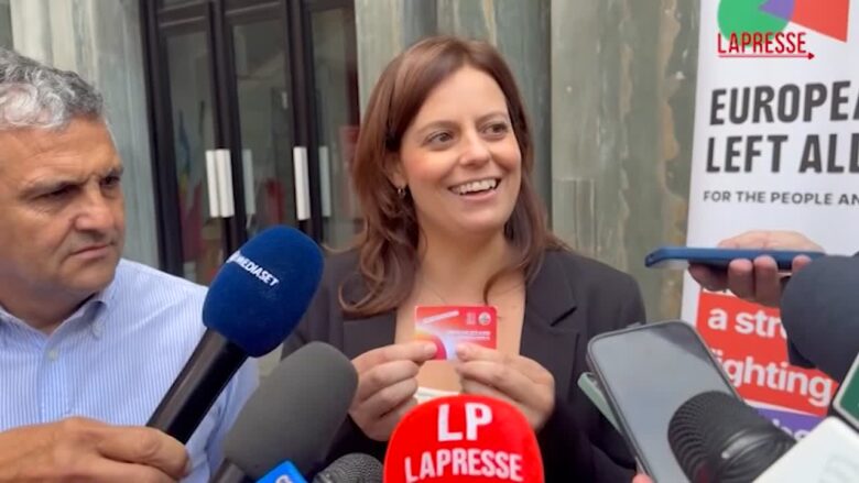 Ilaria Salis prende la tessera di Sinistra Italia