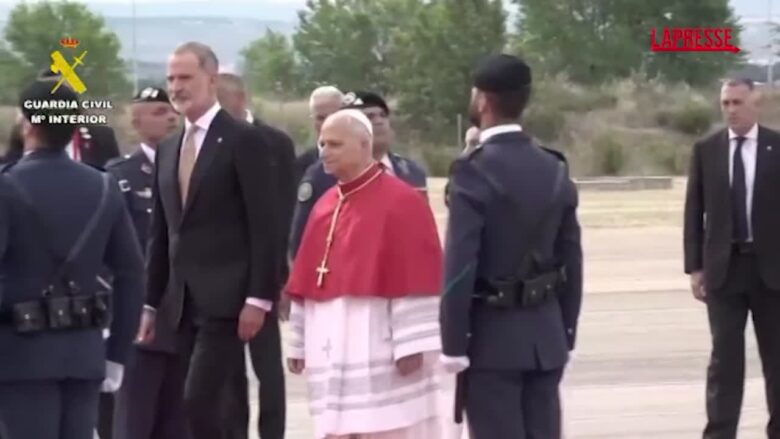 Papa Leone XIV arriva a Madrid: l’accoglienza dei Reali in aeroporto