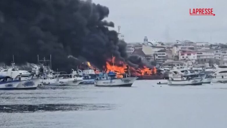 Ecuador, in fiamme pescherecci nel porto: almeno due feriti, alte colonne di fumo