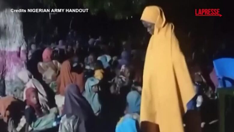 Nigeria, le immagini dei 360 ostaggi rapiti da Boko Haram liberati dall'esercito