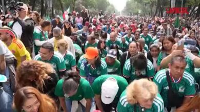 Messico, migliaia di persone realizzano la più grande "onda" umana fuori da uno stadio