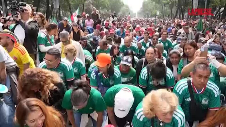 Messico, migliaia di persone realizzano la più grande "onda" umana fuori da uno stadio