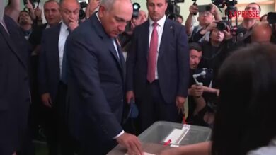 Armenia, il primo ministro Pashinyan vota al seggio di Erevan