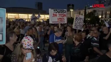 Tel Aviv, centinaia in piazza contro il governo di Netanyahu