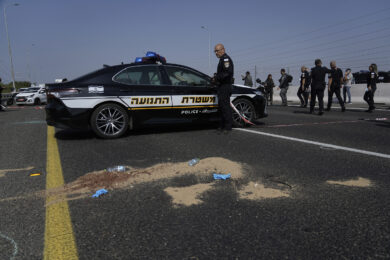 Israele, sparatoria a Kochav Ya’ir: un morto e 5 feriti. Ucciso un sospetto terrorista. Esulta Hamas