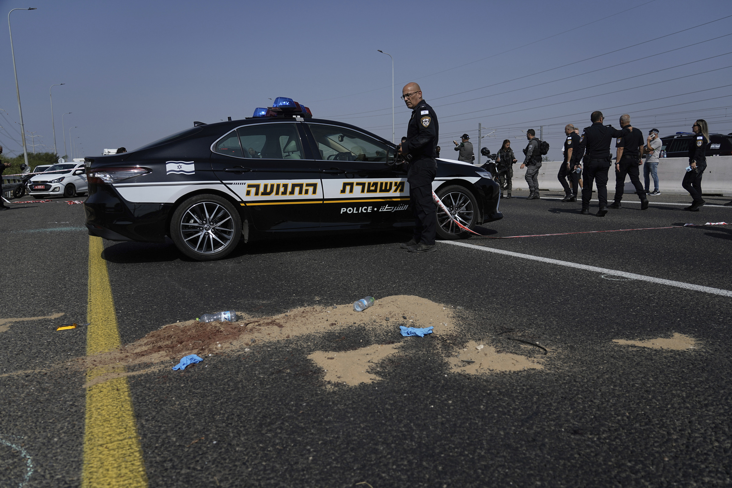 Israele, sparatoria a Kochav Ya’ir: un morto e 5 feriti. Ucciso un sospetto terrorista. Esulta Hamas