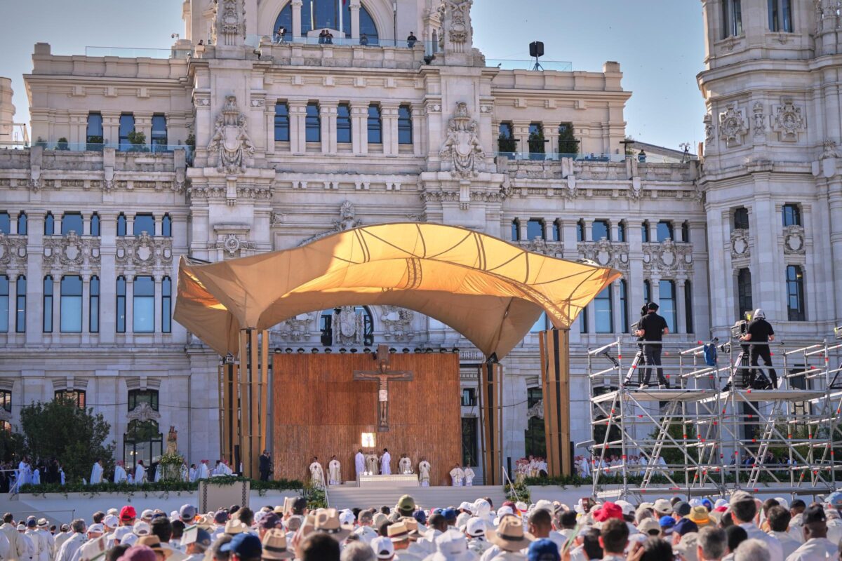 Papa Leone XIV celebra il Corpus Domini a Madrid: “Cristo è nei poveri e negli scartati”