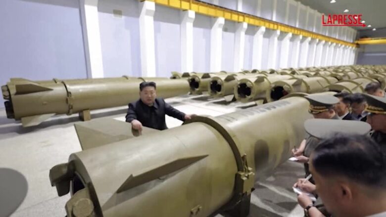 Corea del Nord, Kim Jong Un passeggia tra centinaia di missili
